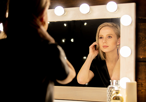 future mariée se prépare pour son shooting enterrement de vie de jeune fille