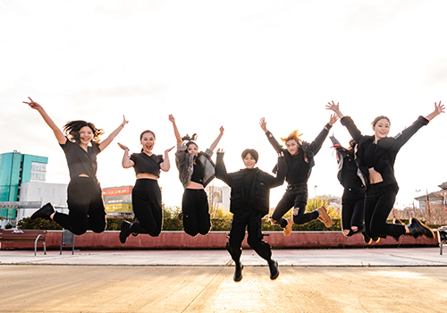 Shooting enterrement de vie de jeune fille dans un bel extérieur