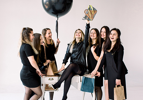 Groupe d'amies souriantes lors d'un enterrement de vie de jeune fille