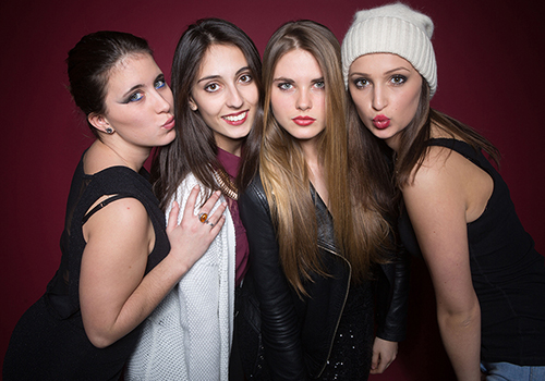 Shooting enterrement de vie de jeune fille sur fond rouge