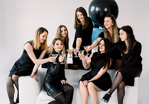 sourire lors d'un enterrement de vie de jeune fille dans de beau ballons