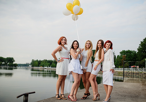 les filles s'amusent lors d'un evjf à Paris