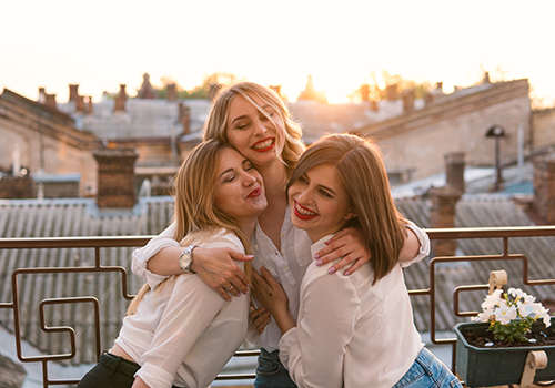 complicité lors d'un enterrement de vie de jeune fille